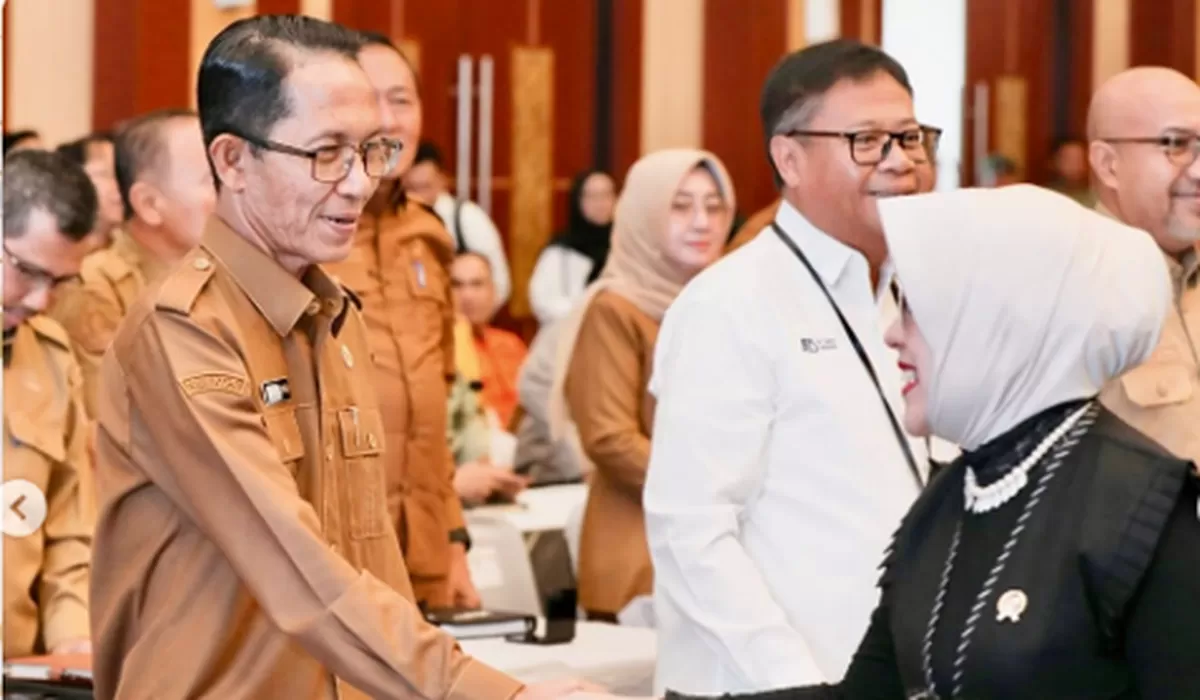 Walikota Batam Amsakar Achmad bersalaman saat mengahadiri Rakor Pengendalian Inflasi Nasional dipimpin Mendagri Tito Karnavian. (Foto:Diskominfo Batam)