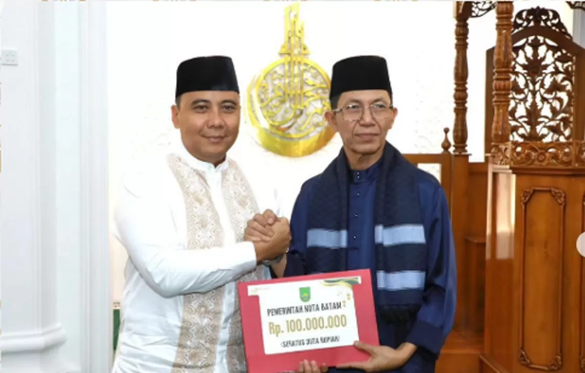 Walikota Batam Amsakar Achmad menyerahkan bantuan pembangunan masjid.(Foto:Diskominfo Batam)