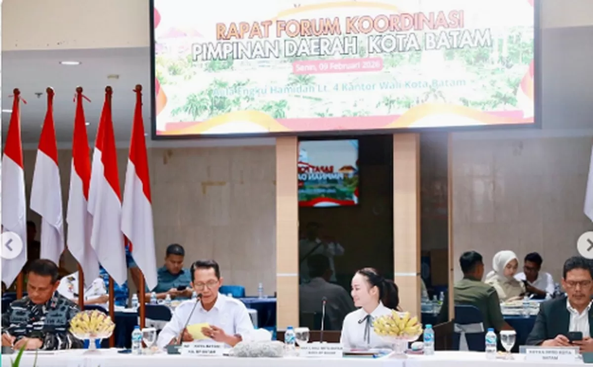 Walikota Batam Amsakar Achmad didampingi Wakil Walikota Batam Li Claudia Chandra saat memimpin rapat bersama Forkopimda jelang persiapan hari besar keagamaan. (Foto: Diskominfo Batam)