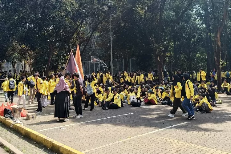 Suasana persiapan demo sebelum keberangkatan mahasiswa UI ke Gedung DPR RI di Senayan. (FADLU RAHMAN RAFI/RADAR DEPOK)