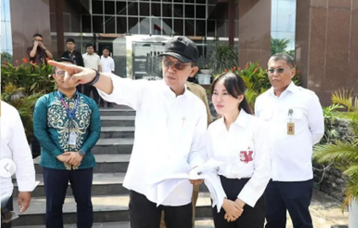 Walikota Batam Amsakar Achmad dan Wakil Walikota Batam Li Claudia Chandra pada sebuah kesempatan kunjungan ke salah satu perusahaan. (Dok.Diskominfo Batam)