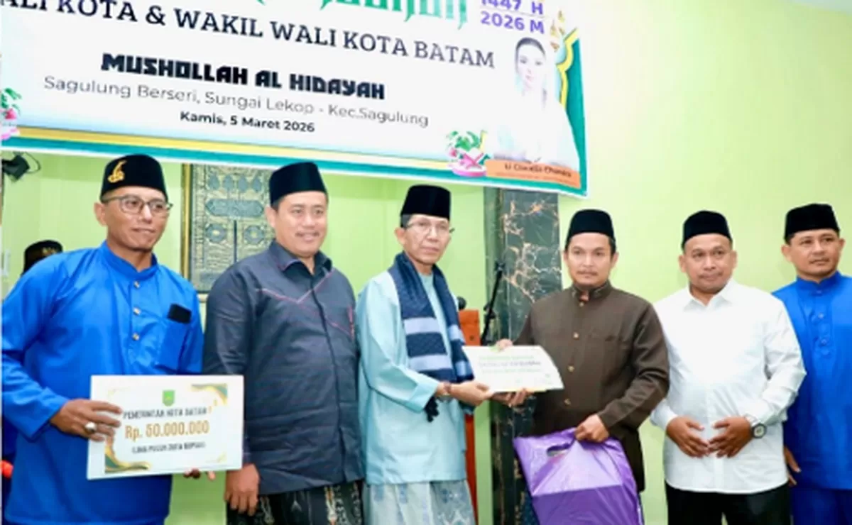 Walikota Batam Amsakar Achmad menyerahkan bantuan pembangunan Mushala Al Hidayah.(Foto : Diskominfo Batam)