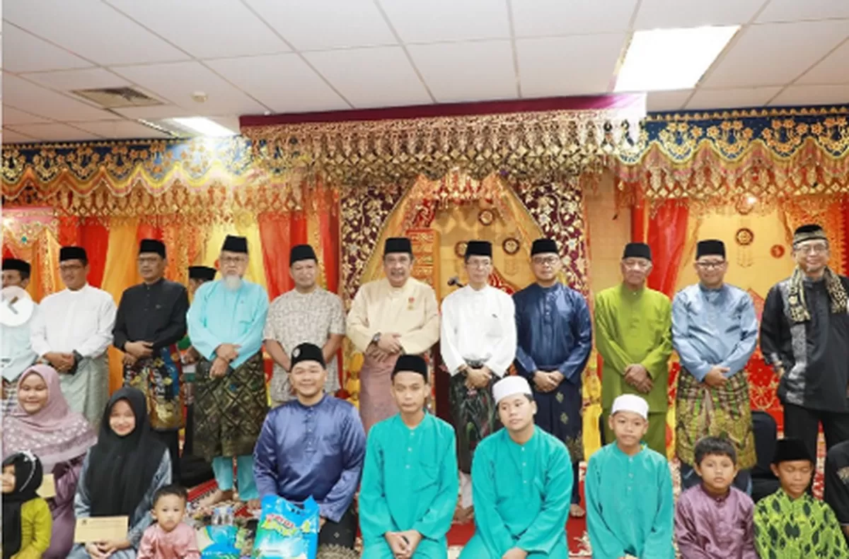 Walikota Batam foto bersama pengrus LAM Batam saat buka puasa bersama dan santunan anak yatim.(Foto:Diskominfo Batam)