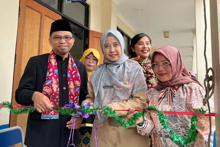 Kepala SMPN 26 Depok, Ahmad Sujai membuka kegiatan selebrasi P5 dan peringatan hari Kartini di Kota Depok. (ANDIKA EKA/RADAR DEPOK)