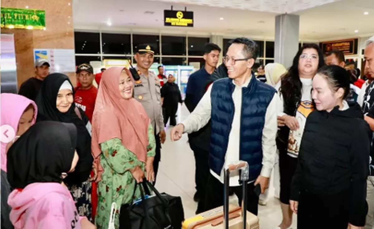 Walikota dan Wakil Walikota Batam saat menyapa penumpang yang hendak mudik lebaran lewat pelabuhan Sekupang.(Foto:Diskominfo Batam)