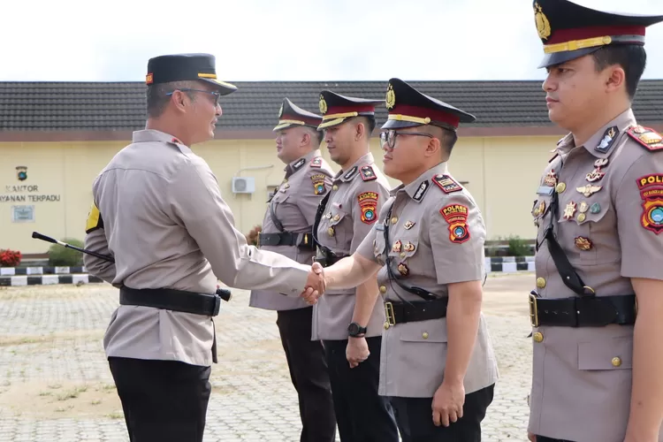 Kapolres Beltim AKBP Arif Kurniatan memimpin Upacara Sertijab Wakapolres Beltim Di Halaman depan Polres Beltim