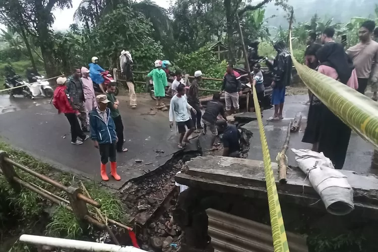Tangkapan layar jembatan penghubung Citeureup-Sukamakmur amblas karena hujan deras dengan intensitas waktu lama. (ISTIMEWA)