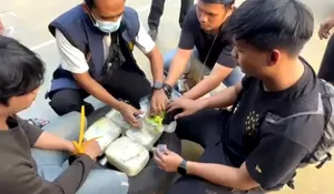 Bareskrim Ungkap 5,4 Kg Sabu Disembunyikan dalam Ban Serep Mobil di Surabaya