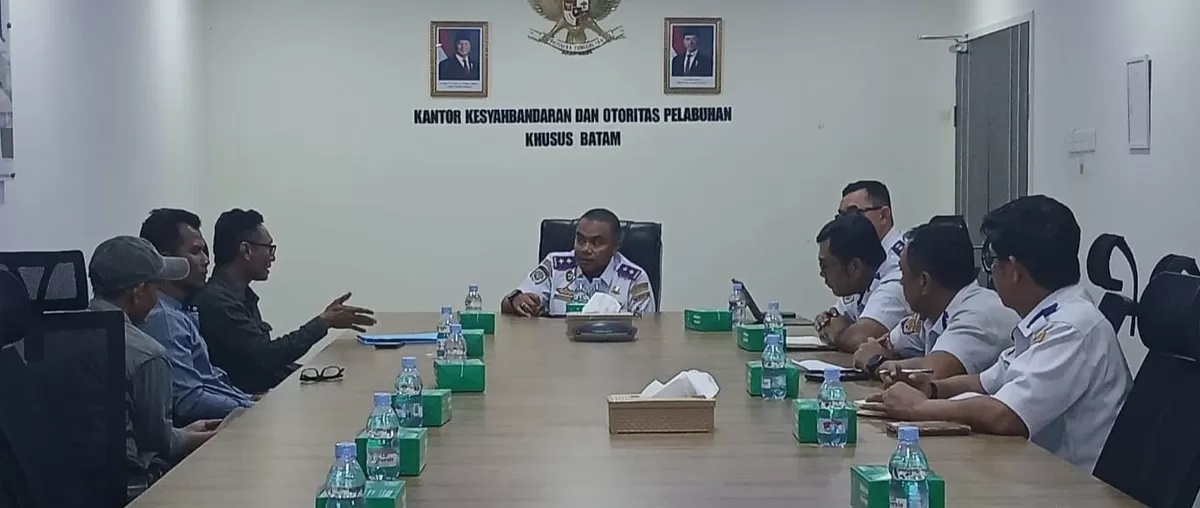 Ketua PWI Batam, Khafi Anshary, bersama pengurus saat berdiskusi dengan Kepala KSOP Khusus Batam, Takwim Masuku didampingi para pejabatnya. (Foto: PWI Batam)