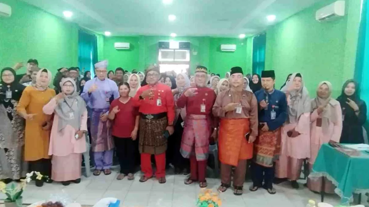 Walikota Tanjungpinang Lis Darmansyah foto bersama wali murid kelas 9 di SMPN 6 Tanjungpinang. (Foto:Diskominfo Tanjungpinang)