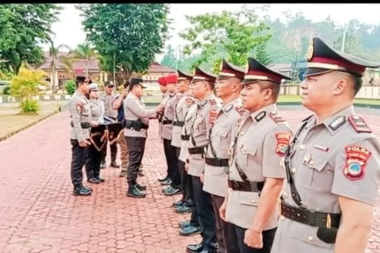 Kapolres Morowali Utara memasang tanda jabatan Kasat dan Kapolsek saat upacara Sertijab  (foto: Rudy)