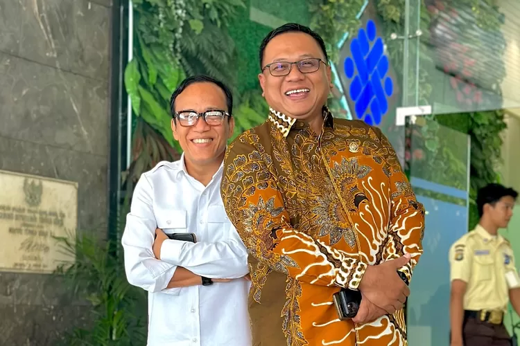 Anggota DPRD Jawa Barat, Pradi Supriatna (kanan) bertemu secara khusus dengan Wakil Menteri Tenaga Kerja (Wamenaker) RI, Immanuel Ebenezer