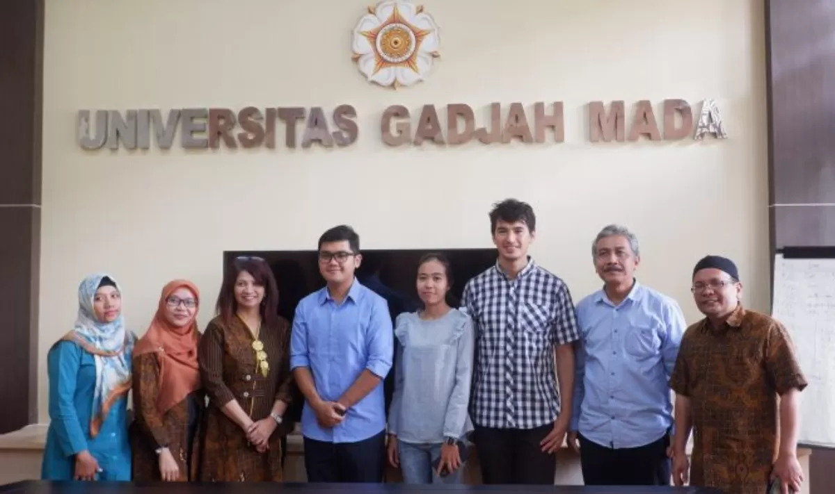Dr. Sailal Arimi M, Hum., bersama staf dan mahasiswa asing. Dok. Humas UGM