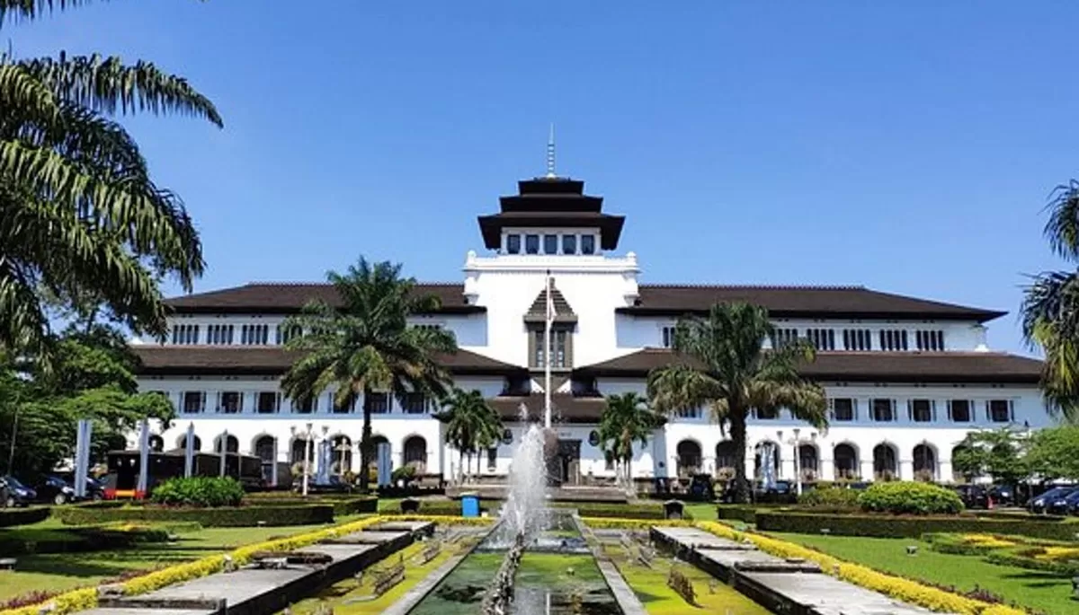 Gedung Sate berlokasi di Kota Bandung merupakan gedung bersejarah peninggalan kolonial Belanda.