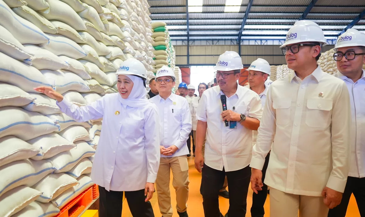 Wakil Menteri Dalam Negeri Bima Arya Sugiarto dan Deputi Gubernur Bank Indonesia Aida S. Budiman, bersama Gubernur Jatim Khofifah Indar Parawansa, dalam rangkaian peluncuran GPIPS Wilayah Jatim. (Ist)