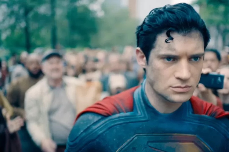 Di tengah sorotan dunia, superman melangkah dengan tekad. Pahlawan yang tak hanya kuat, tapi juga manusiawi. (Foto/YouTube - @dcofficial.)