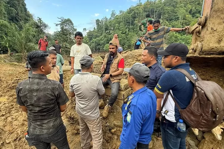 BNPB bersama Bupati Aceh Timur mendata korban terdampak sekaligus menyalurkan bantuan awal di Kecamatan Peunaron dan Serbajadi, Aceh Timur (bnpb.go.id)