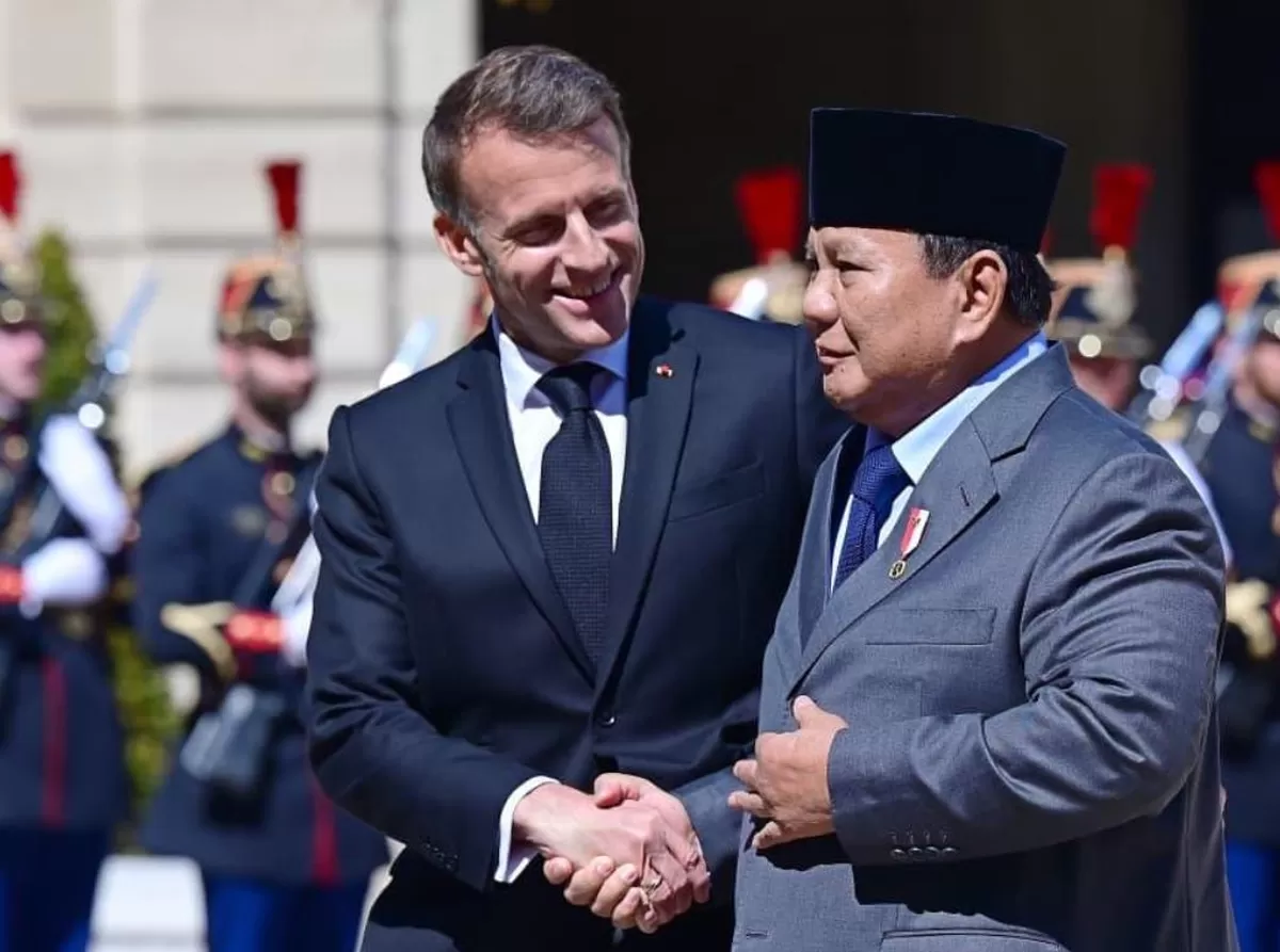Presiden Republik Indonesia Prabowo Subianto berjabat tangan dengan Presiden Republik Prancis Emmanuel Macron saat kunjungan kenegaraan. (ksp.go.id) 