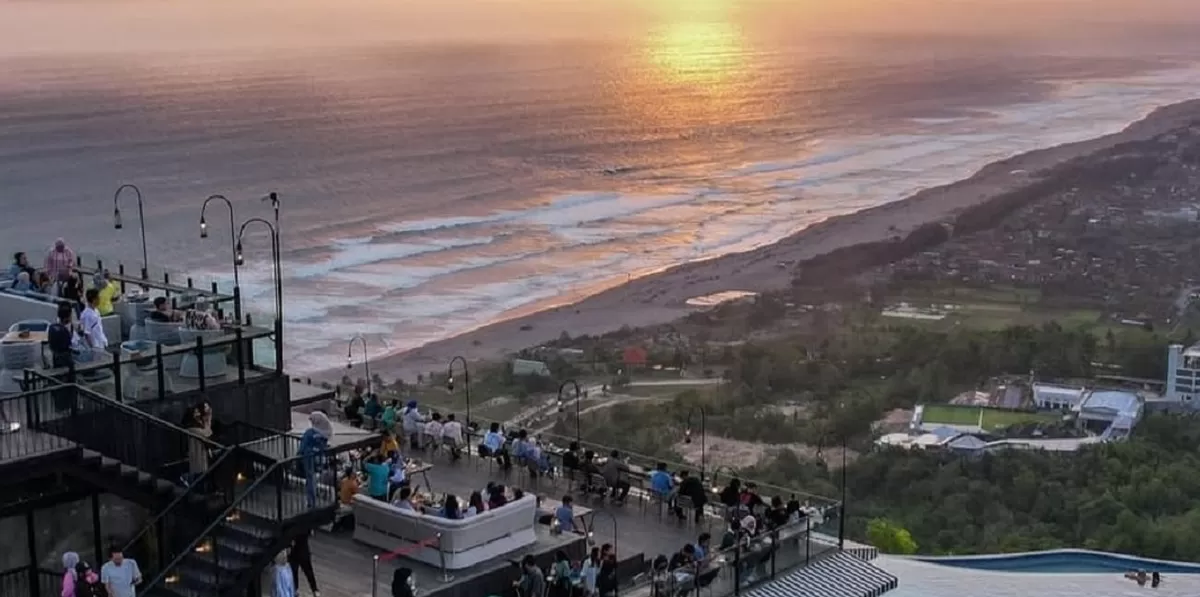 Suasana senja di Obelix Sea View dengan panorama Samudera Hindia dari ketinggian perbukitan Parangtritis. (Tangkapan layar Instagram obelixseaview)