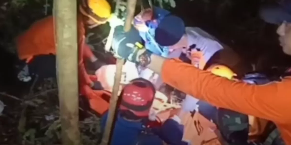 Proses evakuasi korban kecelakaan Helikopter PK-CFX oleh Tim SAR gabungan yang hilang kontak di sekitaran Desa Tapang Tingang, Kecamatan Nanga Taman, Kabupaten Sekadau, Kalimantan Barat, Kamis (16/4/2026). (Instagram @sar_nasional)