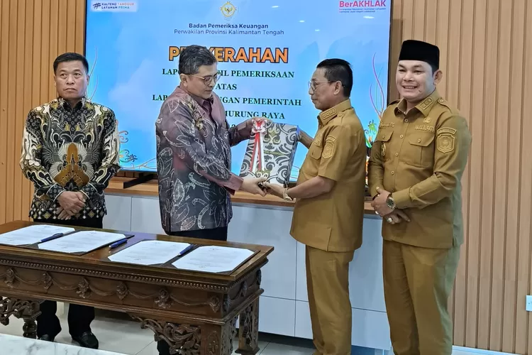 Bupati Murung Raya, Heriyus,didampingi Rahmanto menerima hasil WTP&nbsp; dari BPK RI Kalteng (Kalteng Lima)