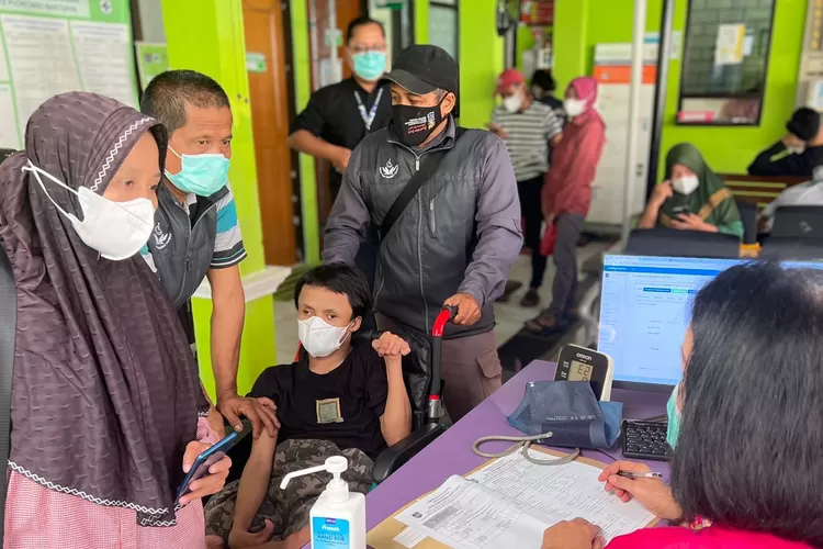 Satgas Disjaya saat&nbsp; memfasilitasi pemeriksaan kesehatan penyandang disabilitas di Puskesmas Baktijaya, Kelurahan Baktijaya, Kecamatan Sukmajaya, Kamis (25/7).  (DOKUMEN SATGAS DISJAYA)