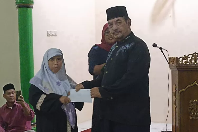 Tokoh Agama, Ustdz Tamim Muslih wakili LKSA menyerahkan dana sosial pendidikan pada anak binaan disabilitas. (Ferry/Bogor Times)