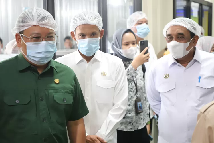 Wabup Jaro Ade mendampingi Kepala Bapanas Arief Prasetyo Adi mengecek SPPG Yayasan Citra Peduli di Kecamatan Megamendung. (KABAR BOGOR)