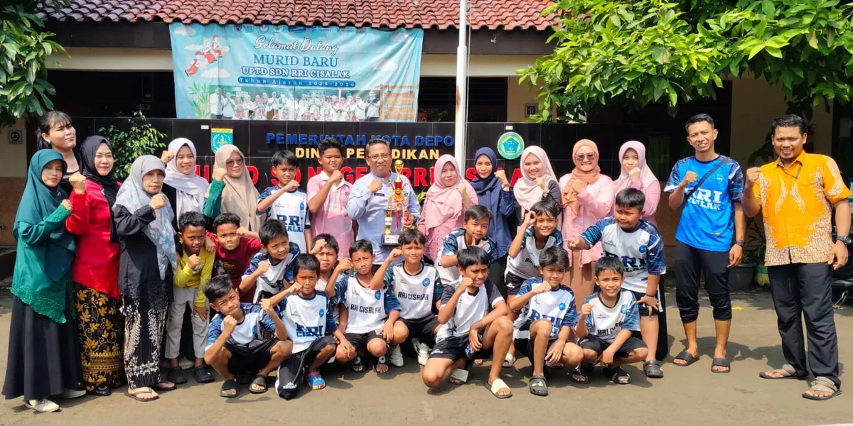  Foto bersama tim Mini Soccer SDM RRI Cisalak, usai juara di Lapangan Mahakam, Kota Depok. (ANDIKA EKA/RADAR DEPOK)