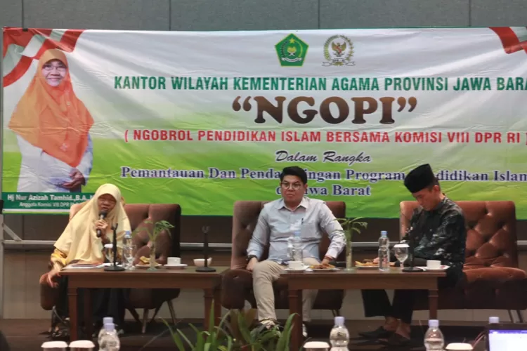 NGOPI : Anggota DPR RI Komisi VIII Dapil VI Jawa Barat (Kota Depok dan Kota Bekasi), Nur Azizah Tamhid saat menghadiri kegiatan Ngobrol Pendidikan Islam (Ngopi), berlangsung di Pandawa Ballroom, Hotel Santika, Kecamatan Beji, Kota Depok, Minggu (5/11). (ALDY RAMA/RADAR DEPOK)