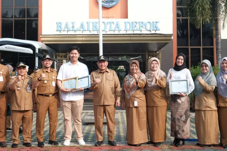 MEMBANGGAKAN : Duta Genre Rangkapanjaya Baru, Kecamatan Pancoranmas, Kota Depok, saat menerima penghargaan Best Performance di Ajang Youth City Changers. Penyerahan penghargaan berlangsung usai apel pagi di Balaikota Depok, Senin (8/7). (DOKUMEN NARASUMBER)