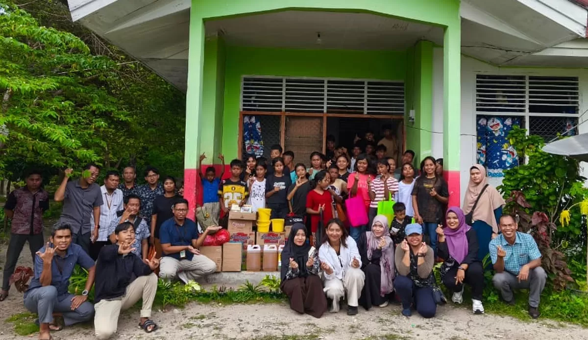 Pegawai KPPN Waingapu berpoer bersama anak-anak SLB Negeri Kanatang dalam kegiatan baksos dan penanaman pohon di asrama sekolah tersebut. (Dokumentasi_KPPN_Waingapu)