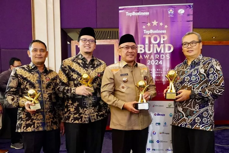 Direktur Utama PT Tirta Asasta Depok Muhammad Olik Abdul Holik (paling kiri) bersama Walikota Depok Mohammad Idris (kedua dari kanan) menerima penghargaan di Dian Ballroom Hotel Raffles Jakarta, Rabu (20/3). (PEMKOT DEPOK)