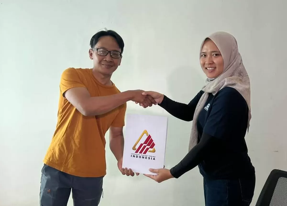 Serah terima tugas Manajer Timnas Panjat Tebing Indonesia, dari Pristiawan Buntoro ke "Spider Women" Aries Susanti Rahayu di sekretariat PP FPTI, Jakarta, Senin, 27 Juli 2026.