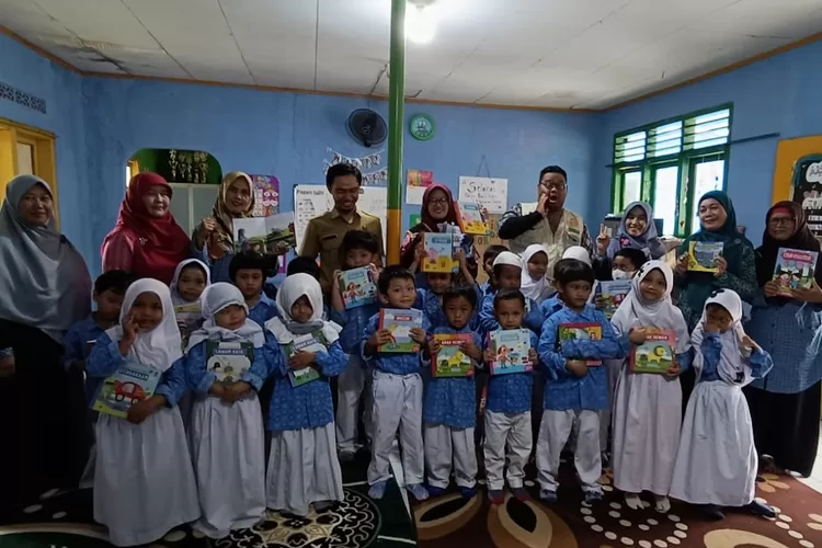 Kelurahan Baktijaya, Kecamatan Sukmajaya, Depok, menggelar Kunjungan Taman atau Pojok Bacaan RW, di TK Al Muhajirin, RW4 Baktijaya (Radar Depok)