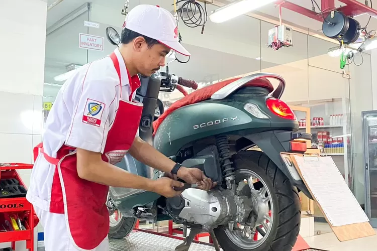Air filter pada sepeda motor berperan vital dalam menjaga kinerja mesin.  Komponen ini memiliki fungsi untuk menyaring debu, kotoran, dan partikel kecil lainnya dari udara sebelum masuk ke ruang pembakaran.