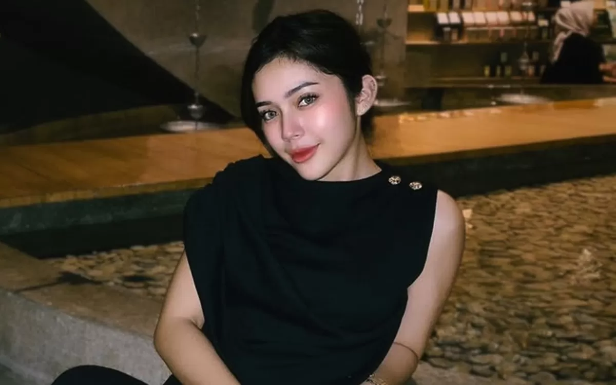 Potret Fay Nabila yang menanggapi tudingan netizen soal pernikahannya yang dianggap cuma 'main-main' gegara cerai setelah 2 tahun menikah dengan Rama Restu (Instagram/faynabilalxndr)