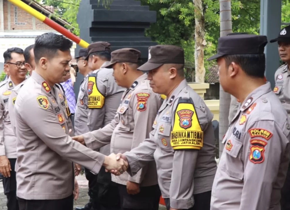 Kapolres Nganjuk AKBP Suriah Miftah Irawan bersama personel (S Suryanto)