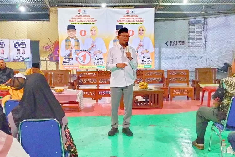 Calon Walikota Depok nomor urut 1, Imam Budi Hartono, saat menghadiri kampanye di Lapangan Futsal Perumahan Pondok Tirta Mandala, Kelurahan Sukamaju, Kecamatan Cilodong, Senin (30/9) malam. (FAHMI/RADAR DEPOK)