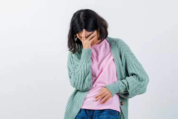 Ilustrasi penderita maag yang sedang kambuh. (Freepik/ 8photo)