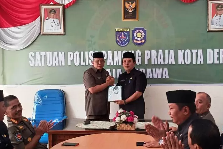 Pemberian cindramata dari Kasatpol PP baru, Dede Hidayat kepada Mohammad Thamrin, di ruang rapat gedung PolPP Kota Depok. (ANDIKA EKA/RADAR DEPOK)
