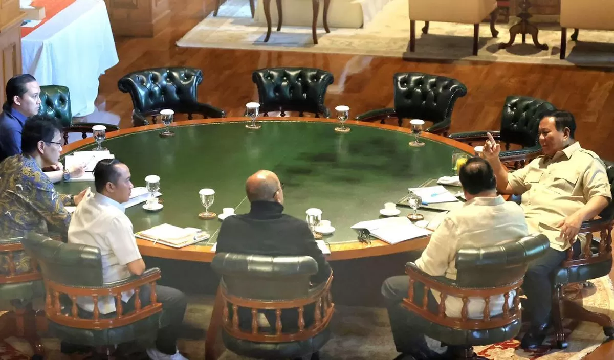 Presiden Prabowo Subianto saat rapat dengan sejumlah menteri di kediaman pribadinya di Hambalang.(foto:setneg.go.id)