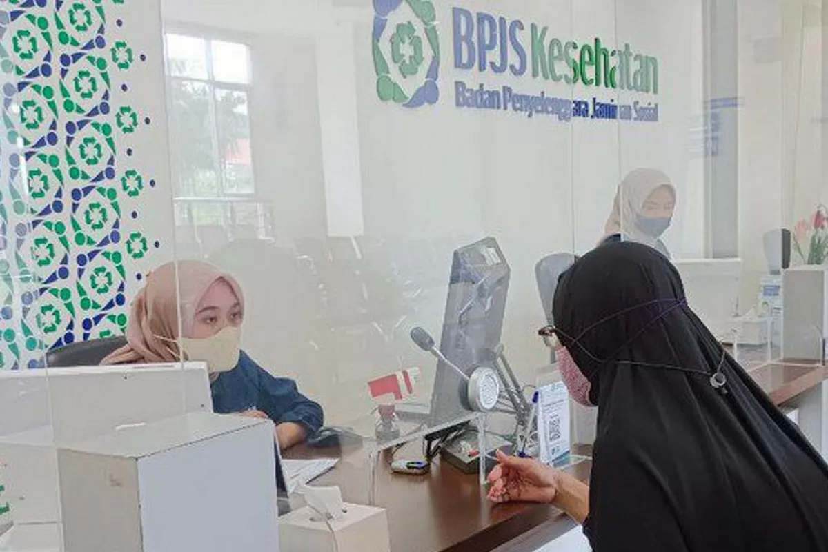 Ilustrasi. Petugas BPJS sedang melayani masyarakat./net 