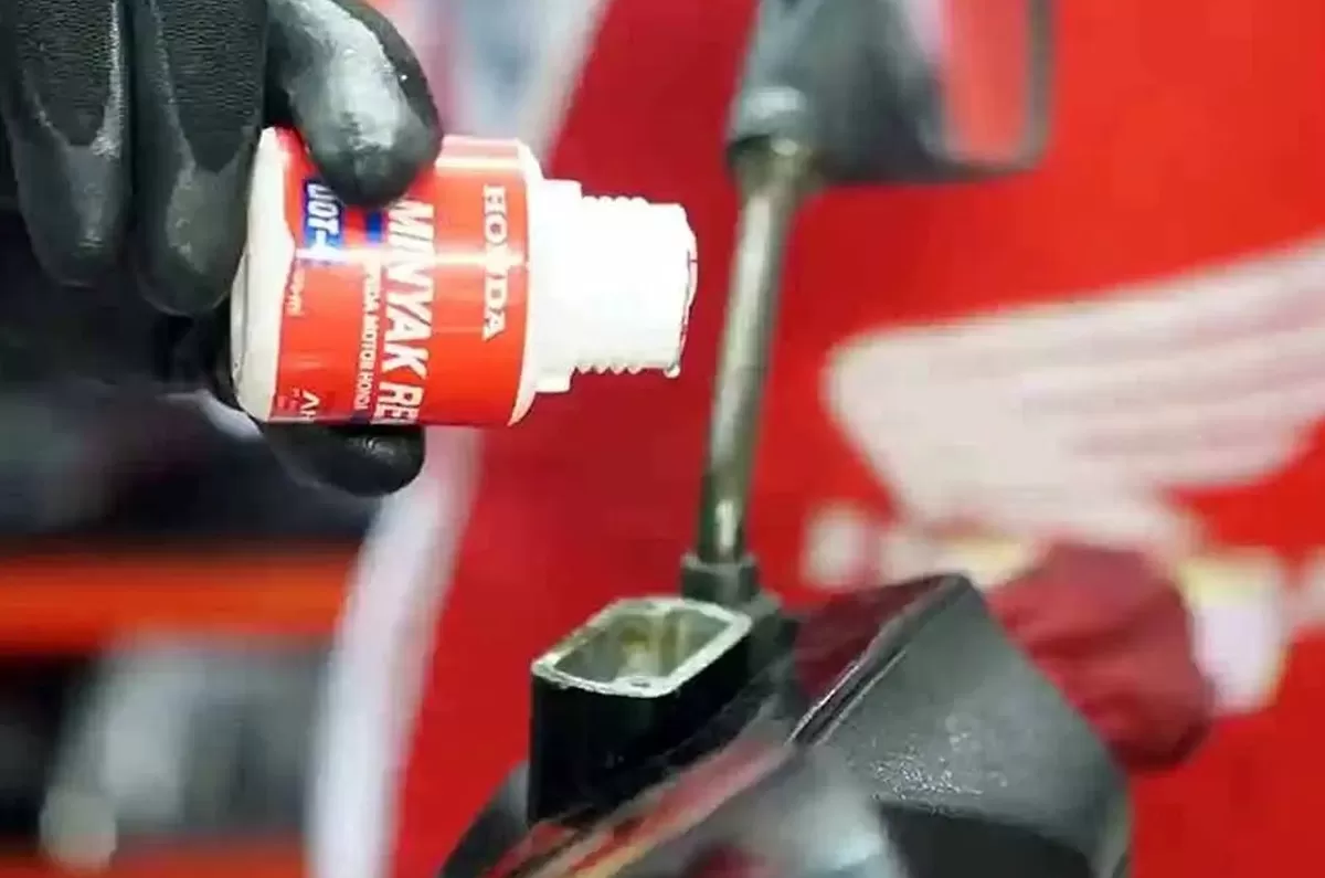 Ganti minyak rem motor sangat penting menjaga perfoma kendaraan.(foto: wahanahonda)