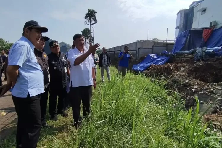 Wakil Walikota Depok, Chandra Rahmansyah meninjau tembok perumahan yang jebol di kawasan Lavanya Hills Residence, Kelurahan Gandul, Kecamatan Cinere, Selasa (5/8). (PEMKOT DEPOK)