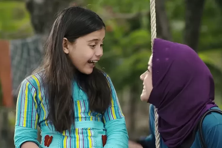 Senyum hangat ibu selalu menjadi penyemangat terbesar bagi Delisa dalam menghafal shalat. (Foto/YouTube - @StarvisionPlus.)