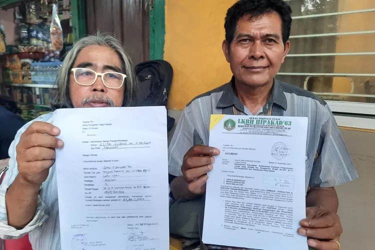 Lambok Nababan (kanan) dan kuasa hukumnya, Joko S Dawoed, S.H (kiri) menilai bahwa surat eksekusi Panitera Pengadilan Negeri Kota Bekasi, Yusrizal terkait sebidang tanah di Pengasinan, Kota Bekasi, dinilai cacat hukum dalam keterangan pers, Selasa (21/11/2023). (FOTO: Dharma/Suarakarya.id)