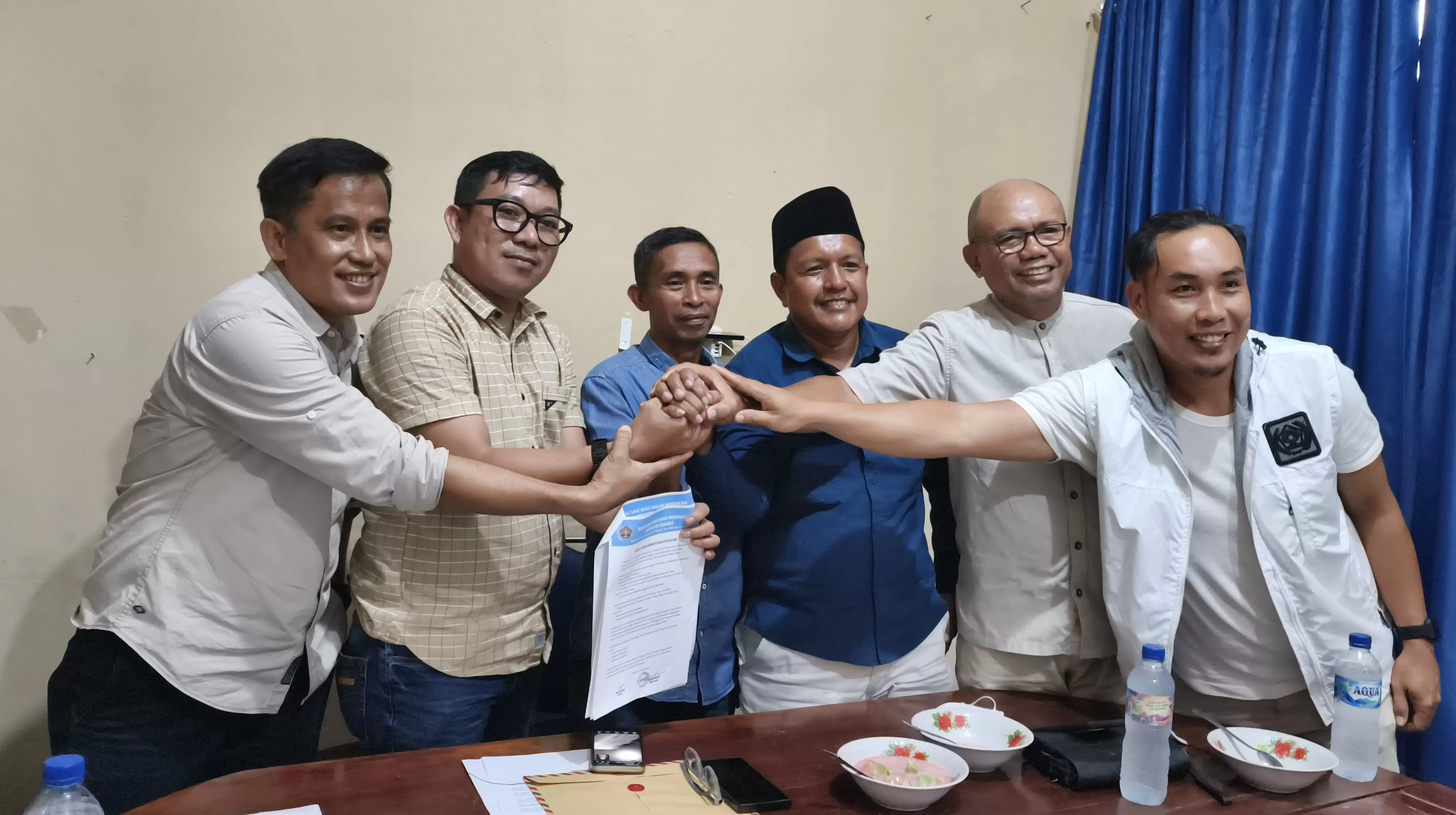 Penyerahan SK pengesahan pembentukan PWI Kolaka Timur