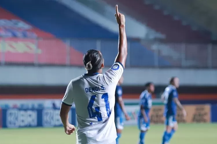 Selebrasi Dendy Santoso usai berhasil mencetak gol ke gawang Persib Bandung dan membawa Arema FC ke posisi ke dua klasemen sementara Liga 1 pekan ke-14. (Instagram @aremafcofficial)