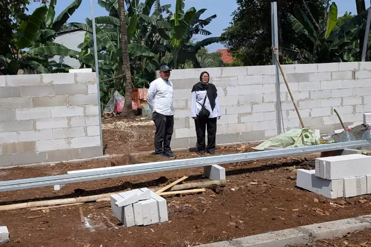 Hanggar budidaya maggot yang berada di wilayah RT10/2 Gandul, Kecamatan Cinere, Depok sedang dibangun dan siap diaktifkan. (RADAR DEPOK)